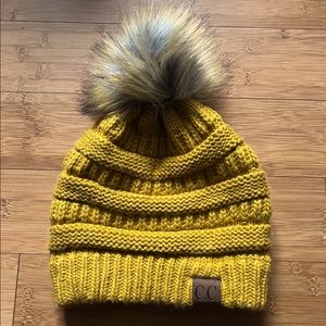 C.C ribbed beanie with/Pom